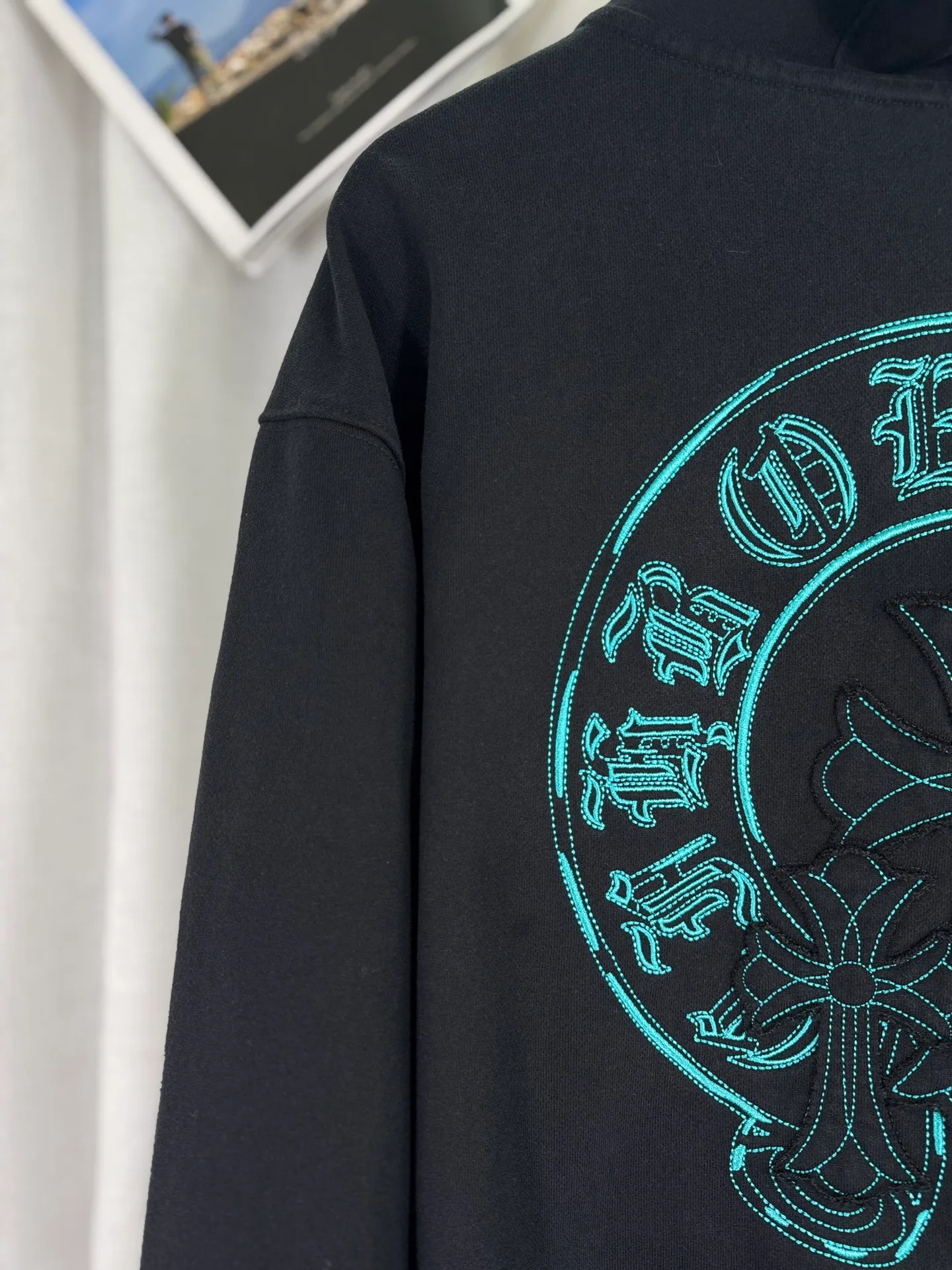P340 top version, real shot without P, ​​different from market currency) 𝗖𝗵𝗿𝗼𝗺𝗲 𝗛𝗲𝗮𝗿𝘁𝘀/Cro Heart 2025 washed patch embroidery autumn and winter new original single counter American laser patch 3D three-dimensional color embroidery couple casual cardigan sweatshirt 👑The highest version! Customized fabric 480g tripe terry fabric! American acid-washed and distressed original fabric, laser burning + patch embroidery, exquisite embroidery of letters! The best-selling model in the counter, very comfortable to wear. Accessories: original molded and authenticated collar label➕100% silk wash label. Genuine purchase-grade original hangtag➕matching hanging rope➕3D hanging beads➕original packaging bag. Craftsmanship: The original version has consistent wiring! The highest version of the armhole matching technique! Color: Apricot Black Size: S M L XL Style Number: 25-319